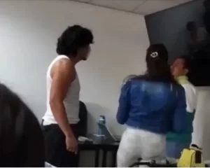 ¡Vuélvete a burlar! Alumno golpea a su maestro en salón de clases