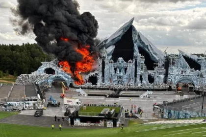 Así quedó el escenario principal de Tomorrowland tras ser consumido por las llamas