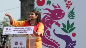 Brugada entrega ‘Ingreso Ciudadano Universal’ en CDMX: quiénes pueden tramitar este apoyo social de 2 mil pesos bimestrales