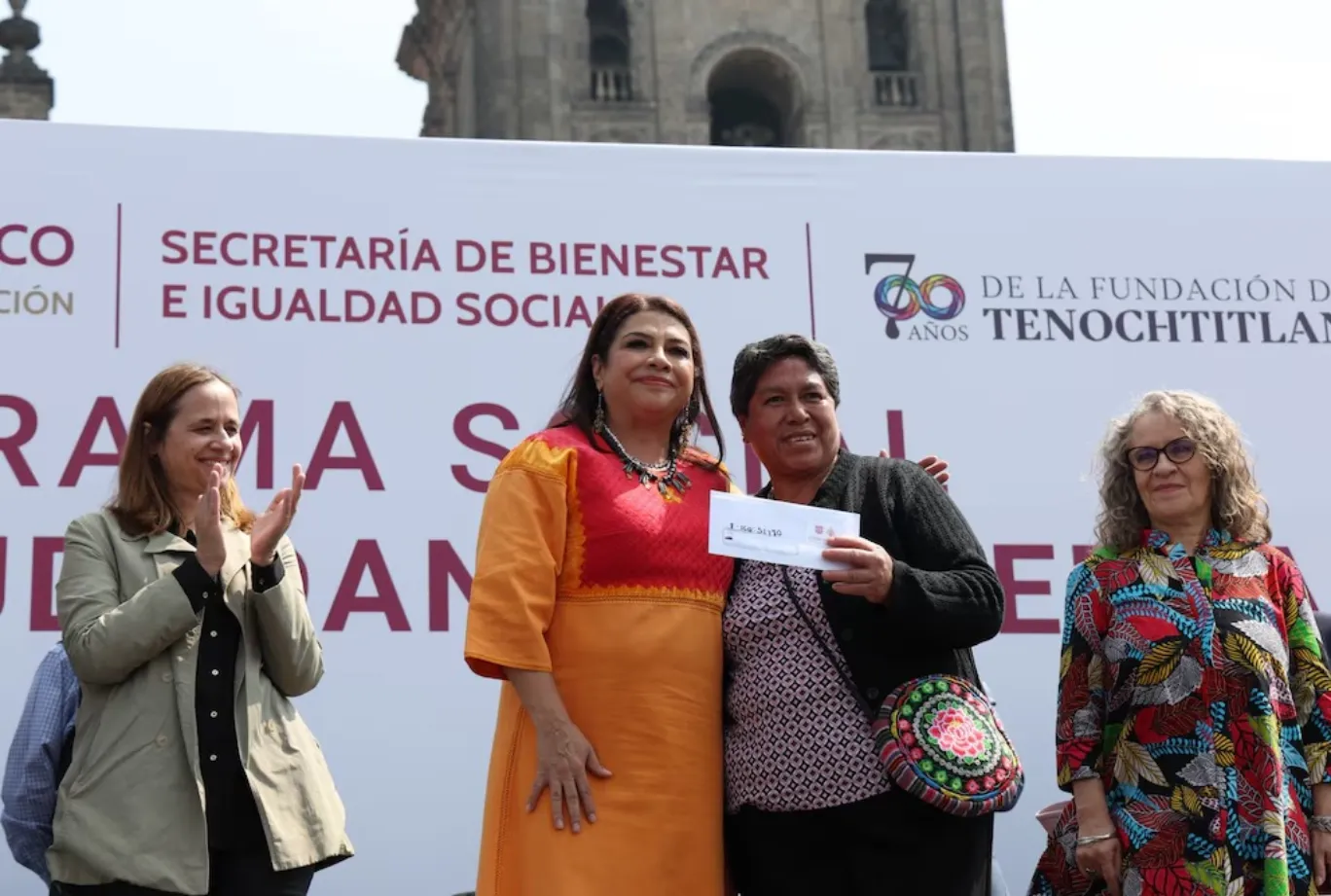 Brugada entrega ‘Ingreso Ciudadano Universal’ en CDMX: quiénes pueden tramitar este apoyo social de 2 mil pesos bimestrales