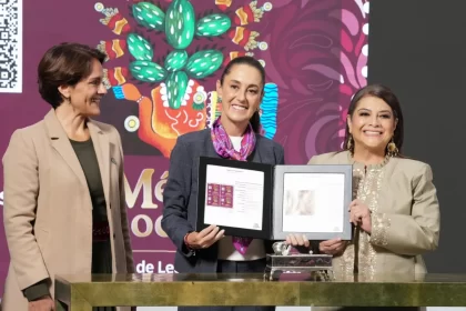 Clara Brugada presenta timbre postal conmemorativo por la fundación de México-Tenochtitlán; así luce