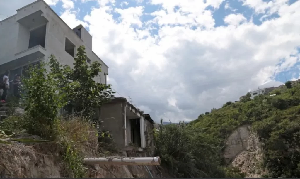 Construyeron en barrancas: Más de 30 mil familias en riesgo en Edomex