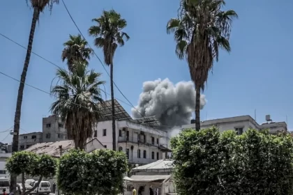 Israel ataca la única iglesia católica de Gaza, matando a 3 personas e hiriendo al cura argentino de la parroquia