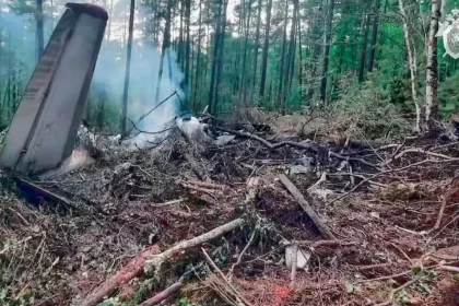Temen decenas de muertos al estrellarse un avión en el Lejano Oriente de Rusia, según medios estatales