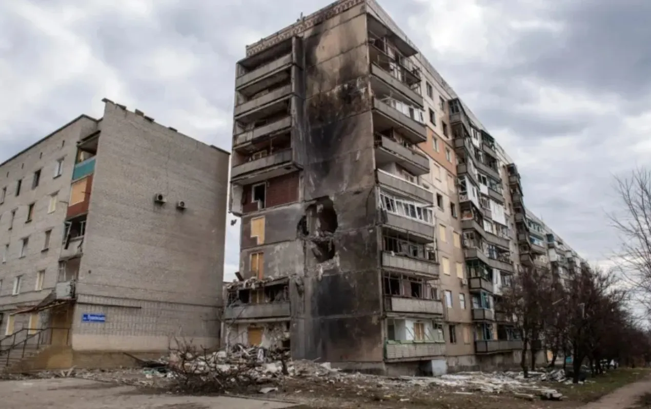 Imagen del 21 de marzo, la destrucción causada por los bombardeos rusos con bombas planeadoras en la ciudad de Kostiantynivka, en primera línea del frente, en la región del Donbás, al este de Ucrania. Thomas Krych/Anadolu/Getty Images