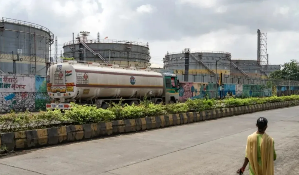 Un petrolero pasa junto a tanques de almacenamiento en una refinería de petróleo en Bombay, India, el 11 de agosto. Washington aumenta la presión sobre Nueva Delhi por los flujos de petróleo procedentes de Rusia con una oleada de nuevos aranceles. Abeer Khan/Bloomberg/Getty Images