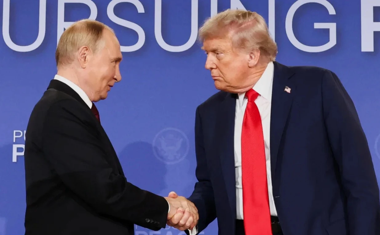 El presidente de Estados Unidos, Donald Trump, habla con el presidente ruso, Vladimir Putin, en la Base Conjunta Elmendorf-Richardson en Anchorage, Alaska, el 15 de agosto de 2025.