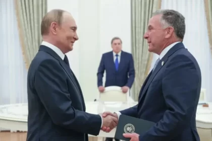 En Alaska, Trump le regala a Putin más tiempo para desgastar a Ucrania