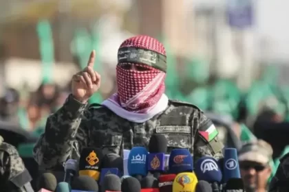 Israel asegura haber matado a Abu Obeida, el vocero del brazo armado de Hamás, mientras que el grupo palestino denuncia que decenas de civiles murieron en la operación imagen 1