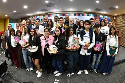 dona-unam-vasta-coleccion-libros-estudiant imagen 1
