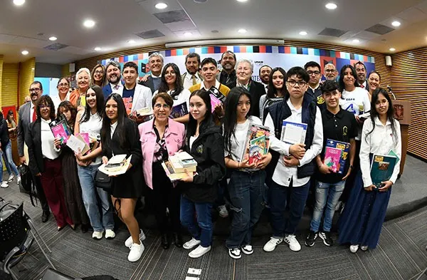 dona-unam-vasta-coleccion-libros-estudiant imagen 1