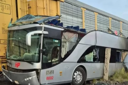 10 muertos tras choque de autobús con tren de carga en México