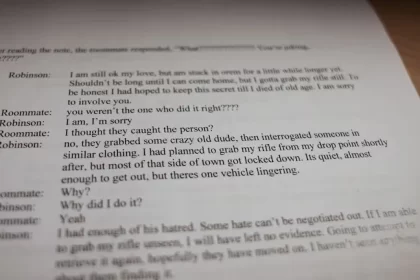 Mira debajo del teclado los mensajes con los que Tyler Robinson le confesó a su pareja que había disparado contra Charlie Kirk