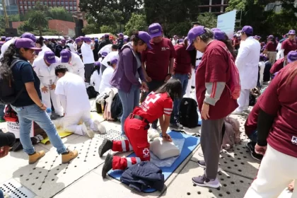 Monumento a la Revolución reúne a 2 mil 500 personas para clase masiva en RCP y primeros auxilios