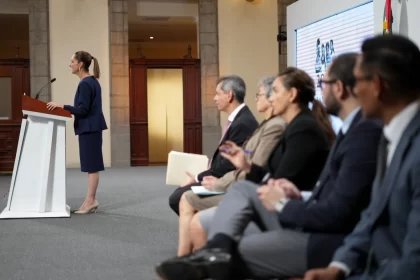 Paquete Económico 2026 garantiza programas de bienestar, aumento en salud, educación, vivienda, seguridad e inversión pública y rescate a Pemex Claudia Sheinbaum