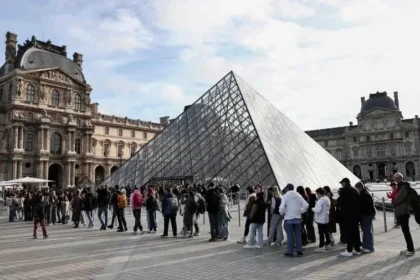 Arrestan a dos sospechosos de cometer el robo de joyas del Louvre