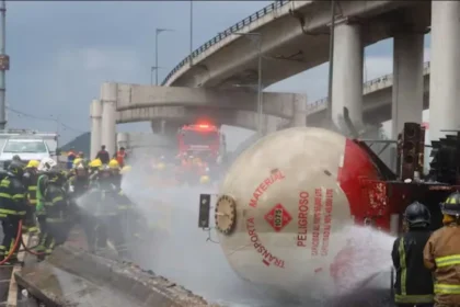 CDMX refuerza control a transporte de sustancias peligrosas con radares y nuevas restricciones