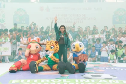 Clara Brugada entrega uniformes para torneo infantil Ollamaliztli