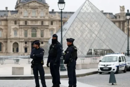 Cómo fue el robo al museo del Louvre en París y cuáles son las valiosas joyas que se llevaron