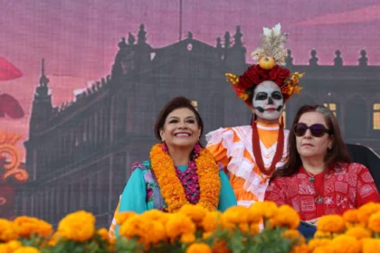 En medio de miles de flores, Clara Brugada inaugura la Mega Ofrenda en el Zócalo de la CDMX