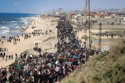Miles de palestinos a Gaza tras el cese el fuego