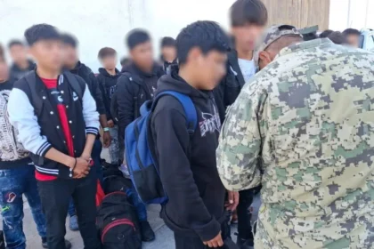 Marina rescata a 27 menores en embarcación en La Paz, BCS