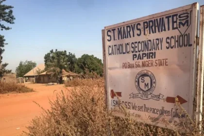 Al menos 50 estudiantes lograron escapar tras el masivo secuestro en una escuela católica de Nigeria
