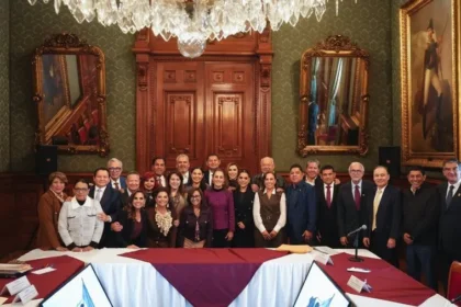 Sheinbaum recibe a gobernadores para evaluar IMSS-Bienestar; personal de salud protesta