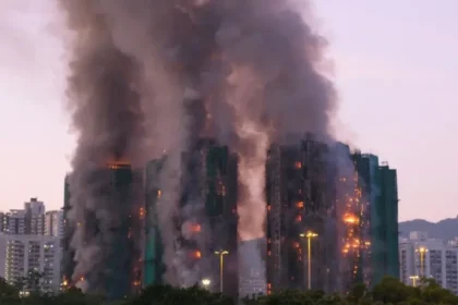 Un enorme incendio en un complejo de rascacielos residenciales en Hong Kong deja al menos 44 muertos y cientos de desaparecidos