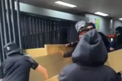 Encapuchados bloquean la entrada de la Facultad de Química de la UNAM; se resisten al retorno a clases presenciales