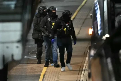 Once heridos, uno de ellos grave, tras ataque con arma blanca en tren a Londres