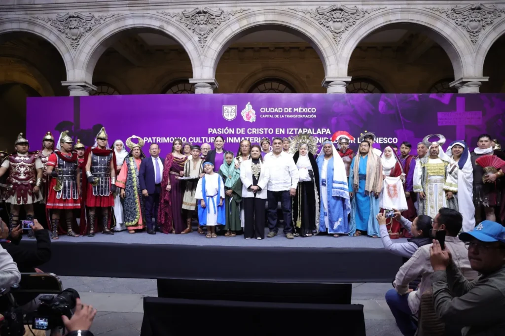 https://exclusivasmx.com/wp-content/uploads/2025/12/Brugada-celebra-el-reconocimiento-de-la-UNESCO-a-la-Pasion-de-Cristo-en-Iztapalapa-3.webp