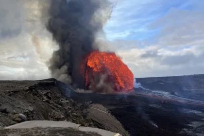 El volcán Kilauea volvió a entrar en erupción en Hawaii se registraron columnas de lava de hasta 370 metros