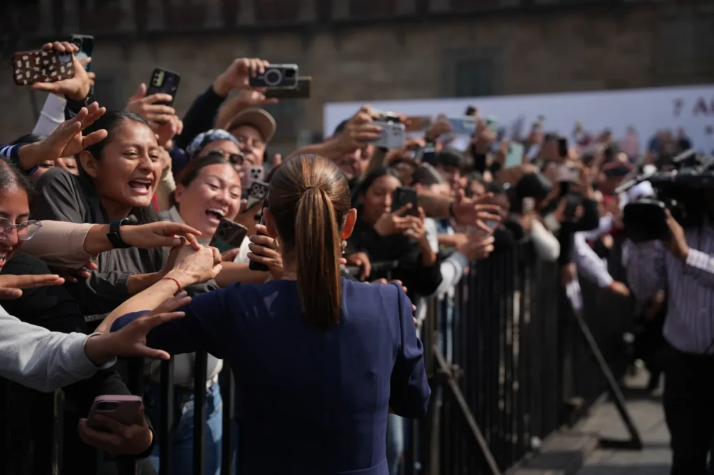 México avanza con dignidad, con justicia, con unidad y con la fuerza invencible de su pueblo Claudia Sheinbaum destacó ante 600 mil personas en el zócalo