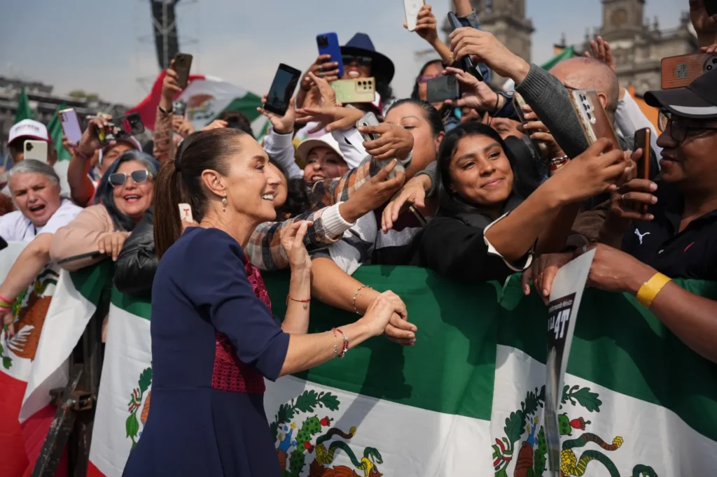 México avanza con dignidad, con justicia, con unidad y con la fuerza invencible de su pueblo Claudia Sheinbaum destacó ante 600 mil personas en el zócalo