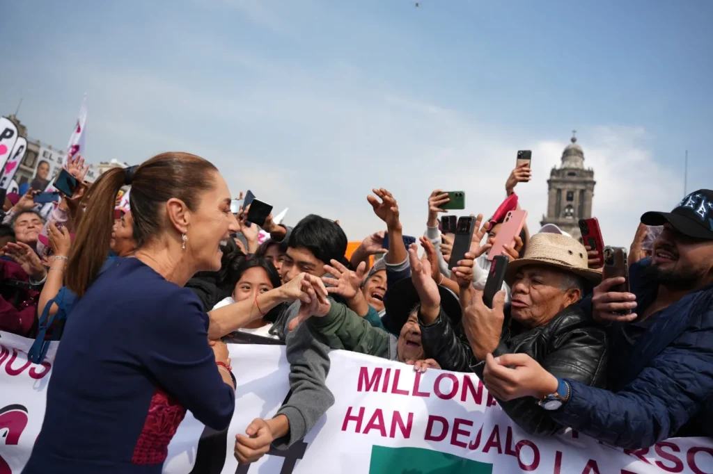 México avanza con dignidad, con justicia, con unidad y con la fuerza invencible de su pueblo Claudia Sheinbaum destacó ante 600 mil personas en el zócalo
