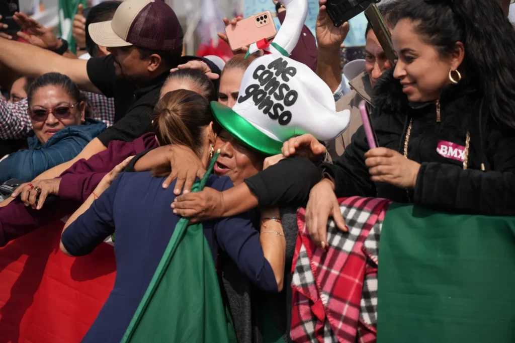 México avanza con dignidad, con justicia, con unidad y con la fuerza invencible de su pueblo Claudia Sheinbaum destacó ante 600 mil personas en el zócalo