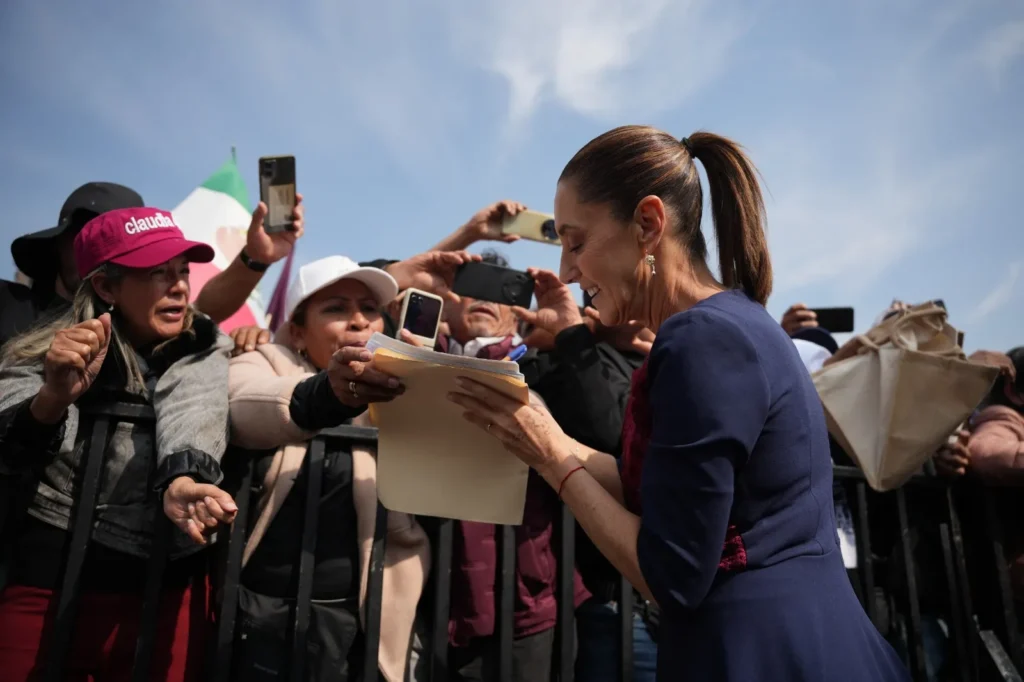 México avanza con dignidad, con justicia, con unidad y con la fuerza invencible de su pueblo Claudia Sheinbaum destacó ante 600 mil personas en el zócalo