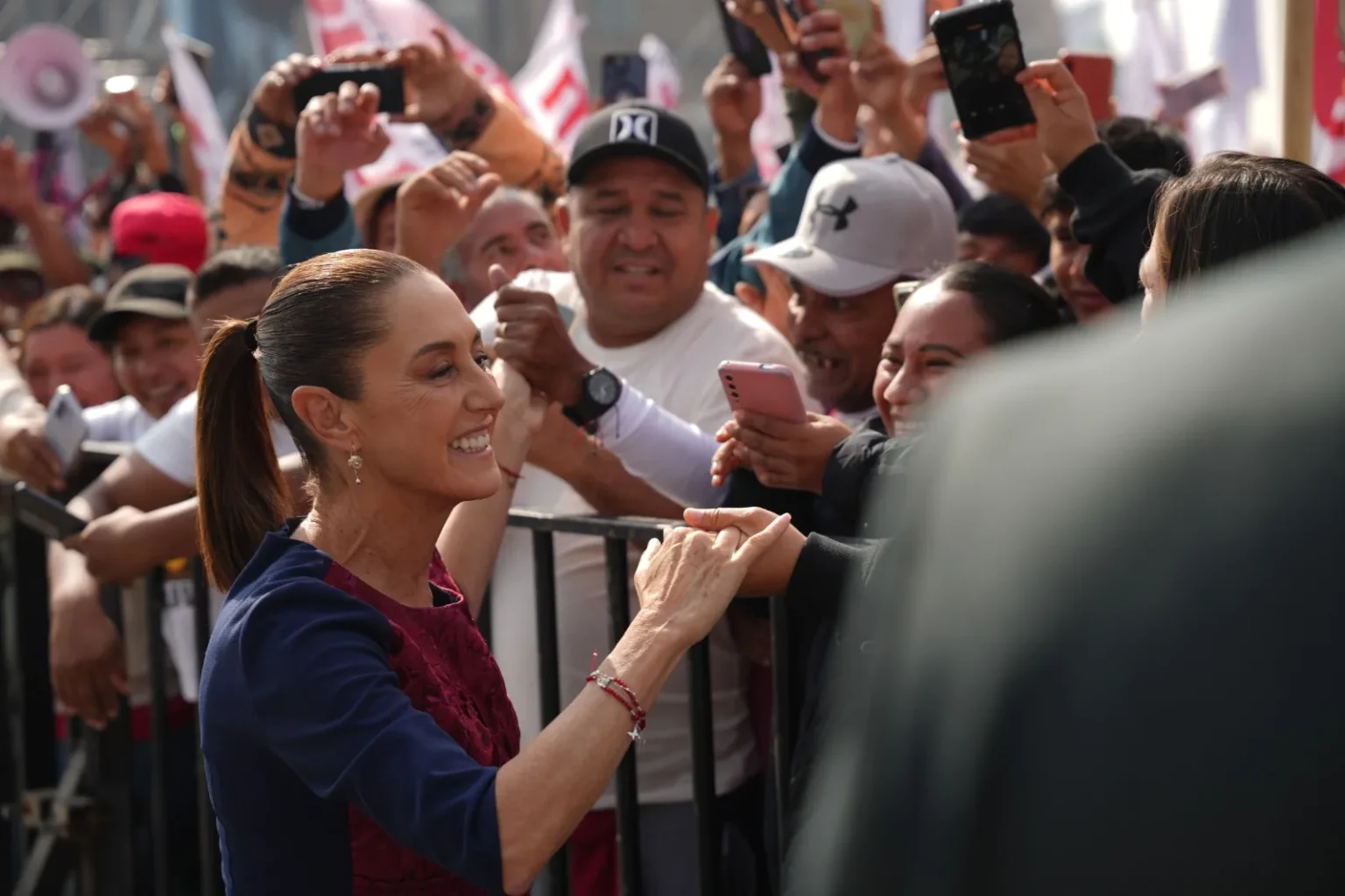 México avanza con dignidad, con justicia, con unidad y con la fuerza invencible de su pueblo Claudia Sheinbaum destacó ante 600 mil personas en el zócalo