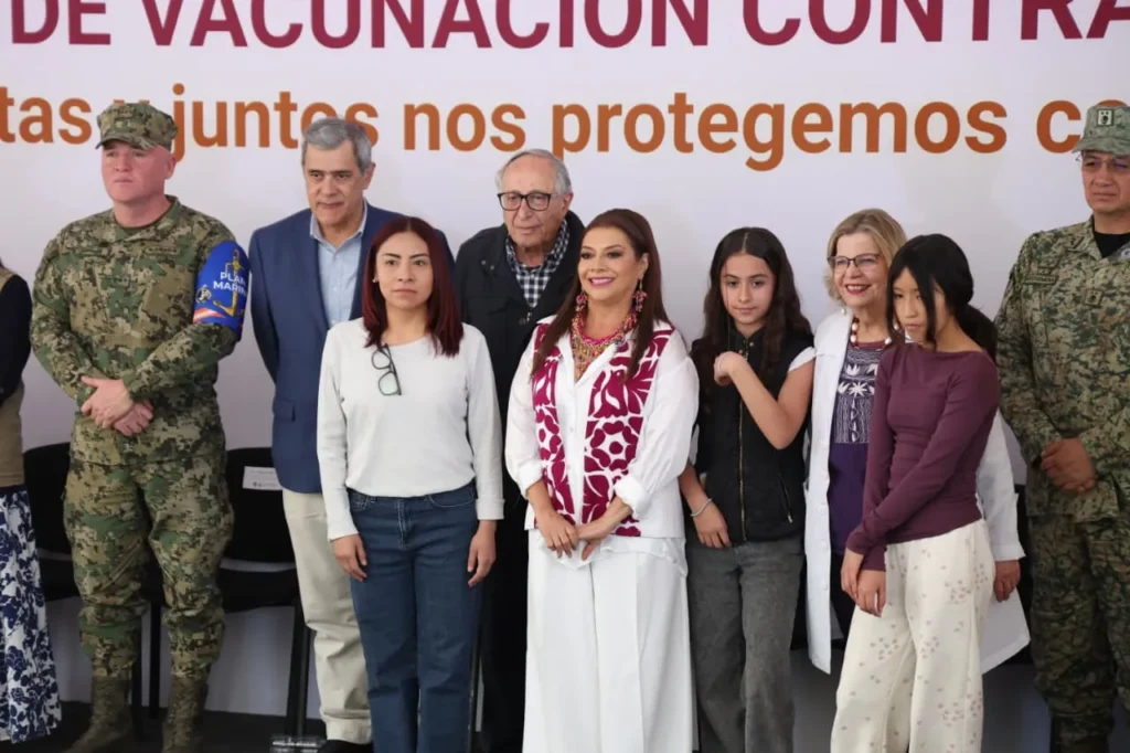 Clara Brugada instala 300 centros de vacunación