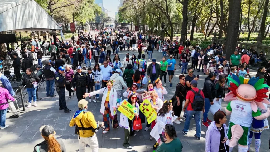 Clara Brugada instala 300 centros de vacunación