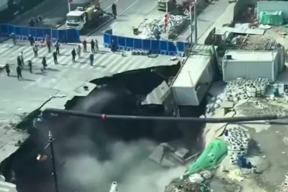 Colapsa calle en Shanghái durante obras del metro