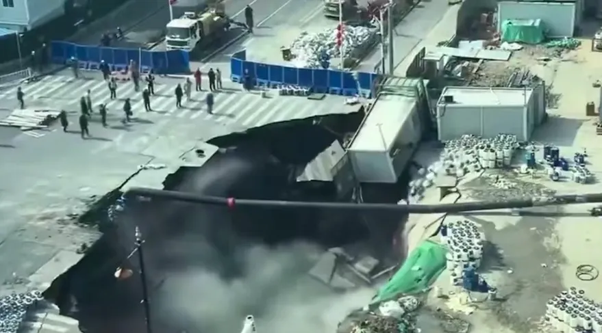 Colapsa calle en Shanghái durante obras del metro