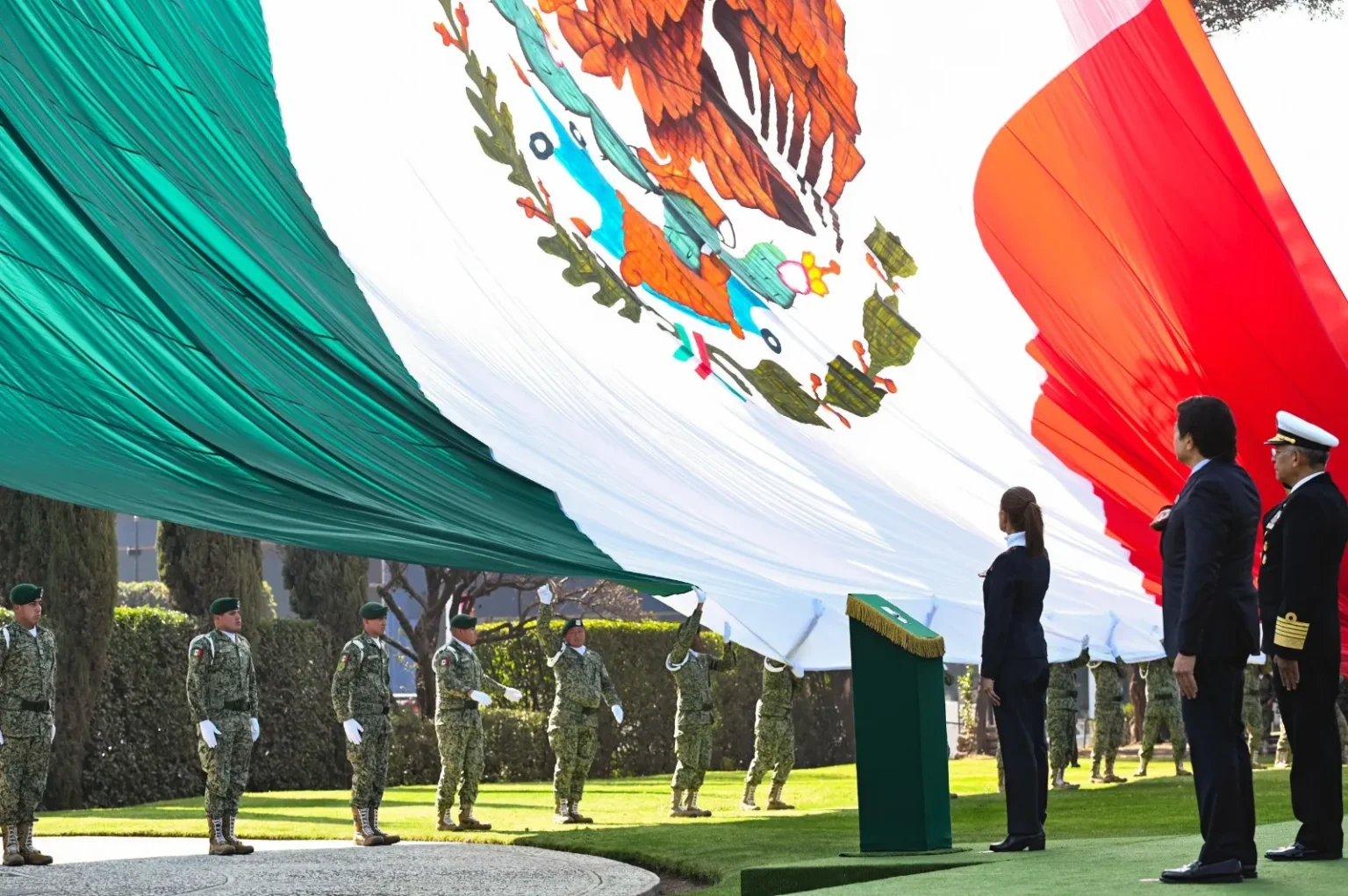 “México es dignidad, valentía y grandeza” presidenta Claudia Sheinbaum en ceremonia por el Día de la Bandera