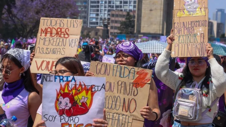 8M miles de mujeres marchan en CDMX en contra de la violencia feminicida
