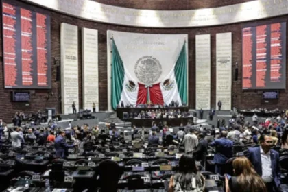 Adiós a los privilegios Diputados aprueban tope a 'pensiones doradas' entre protestas