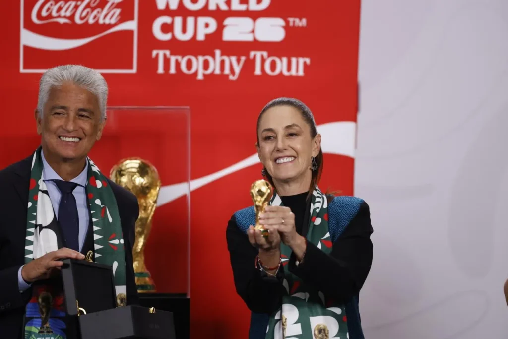 Claudia Sheinbaum levanta la Copa del Mundo a 100 días del Mundial 2026