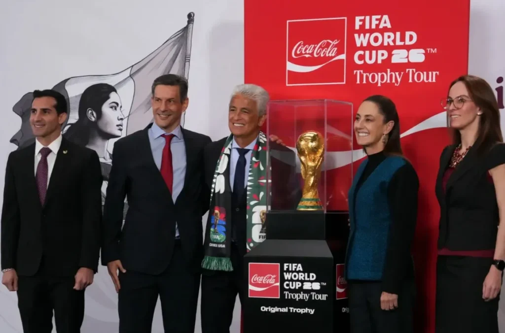 Claudia Sheinbaum levanta la Copa del Mundo a 100 días del Mundial 2026