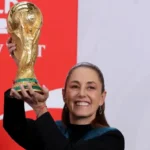Claudia Sheinbaum levanta la Copa del Mundo a 100 días del Mundial 2026