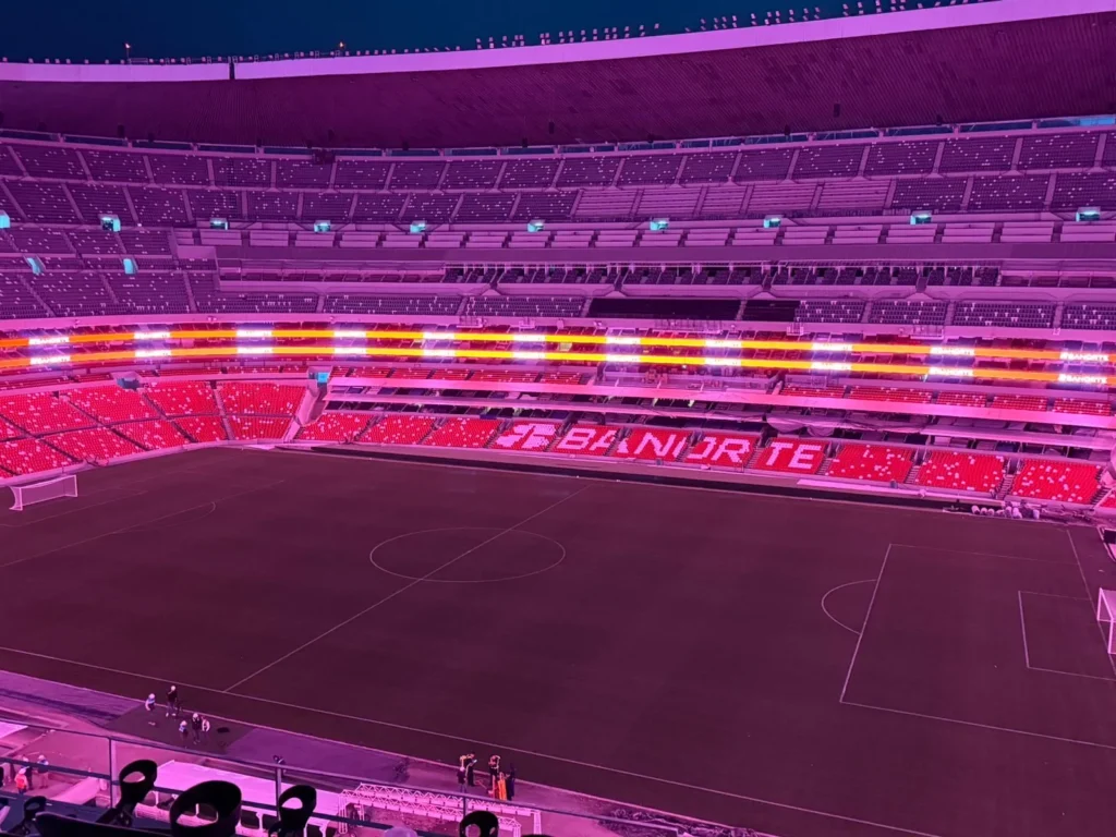 El Coloso estrena piel El nuevo Estadio Azteca se tiñe de rojo rumbo al Mundial 2026